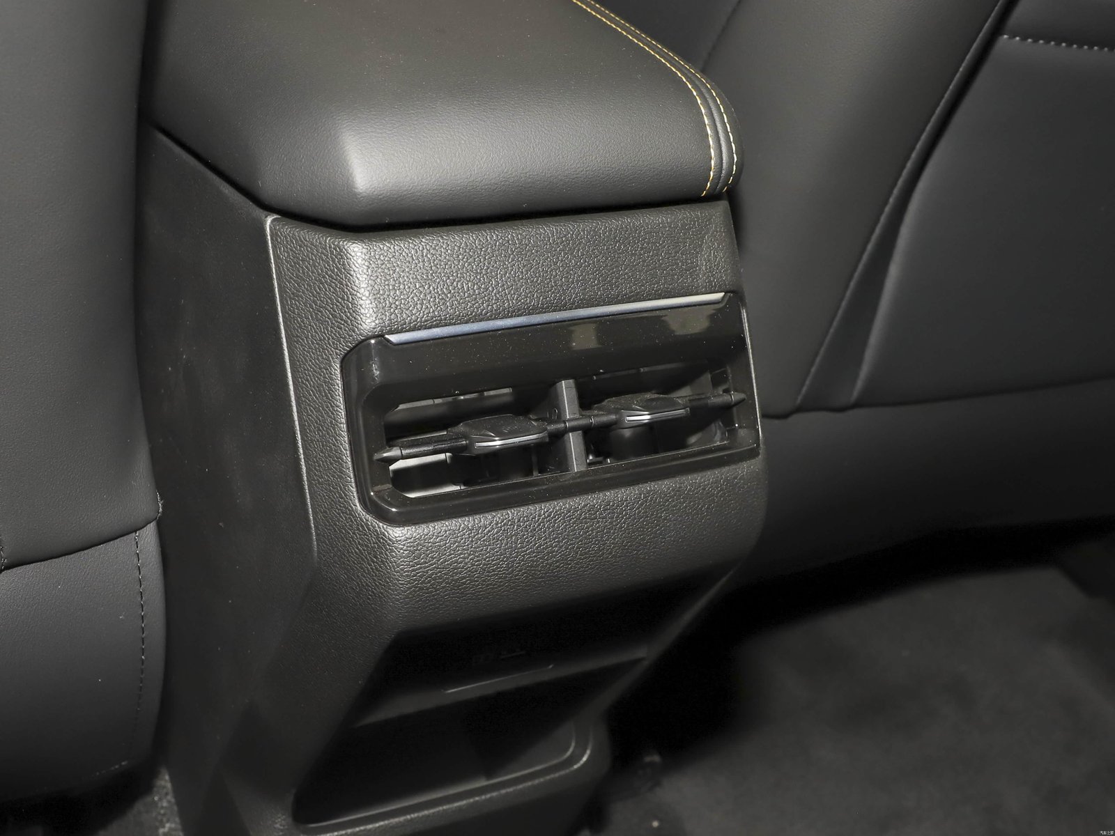 Geely Coolray Full Option 2026 37