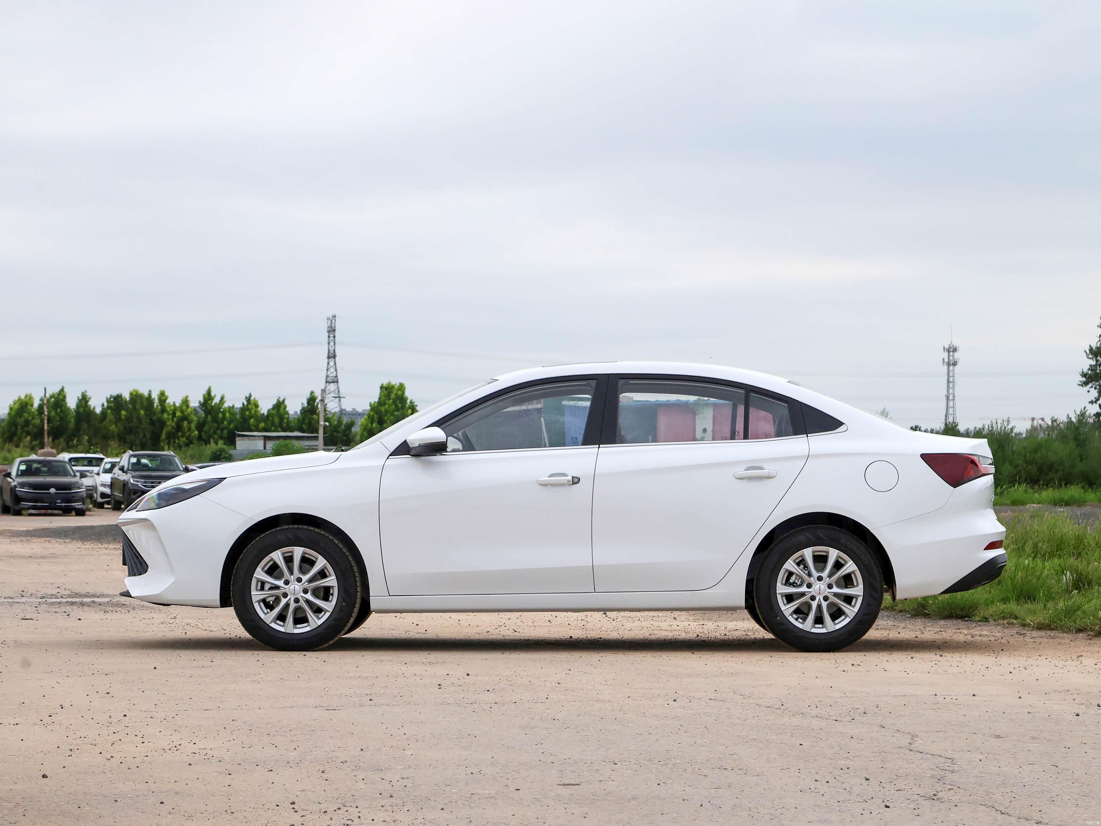 Roewe i5 1.5L CVT Luxury 2026 3