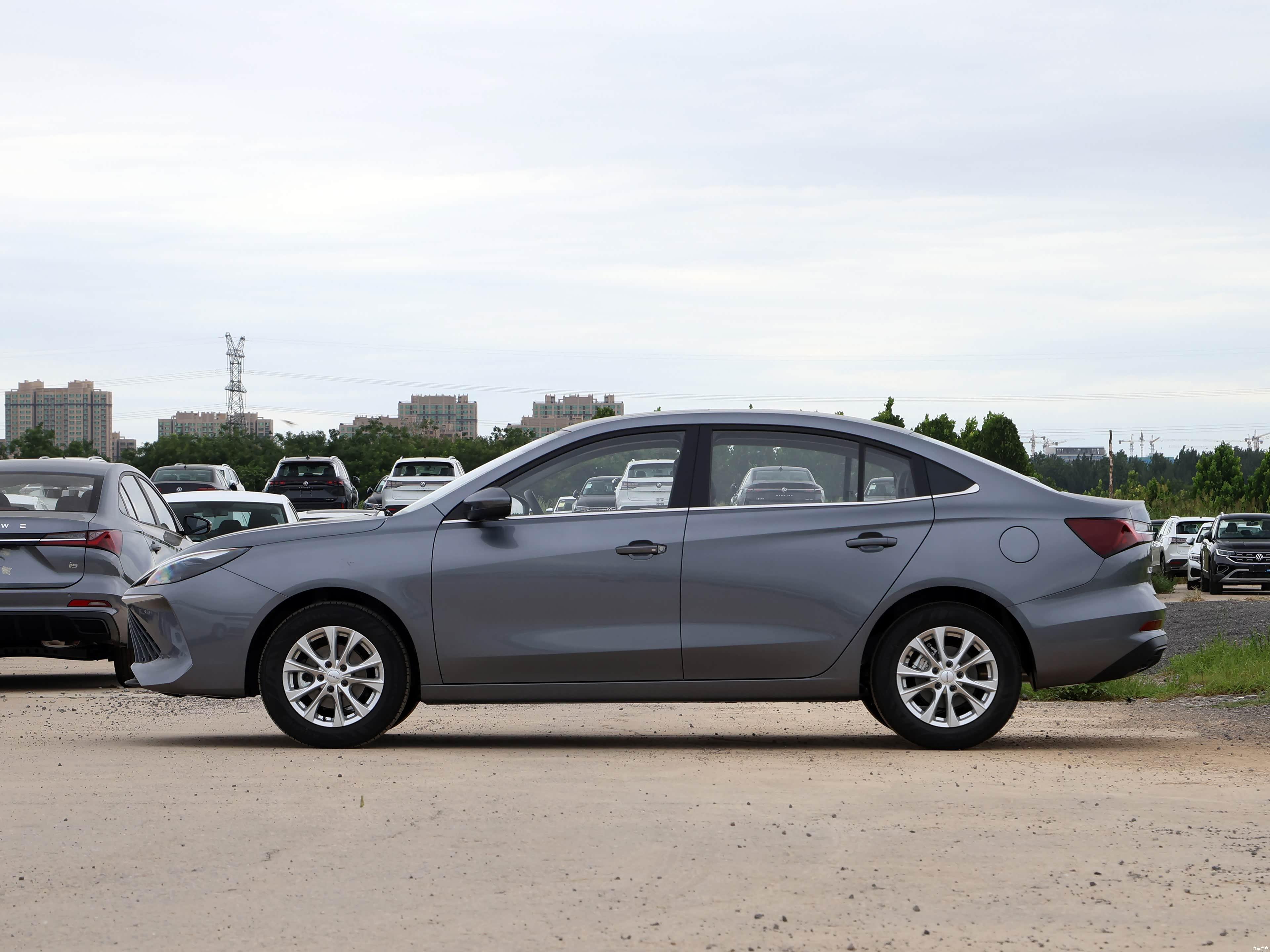 Roewe i5 1.5L CVT Luxury 2026 8