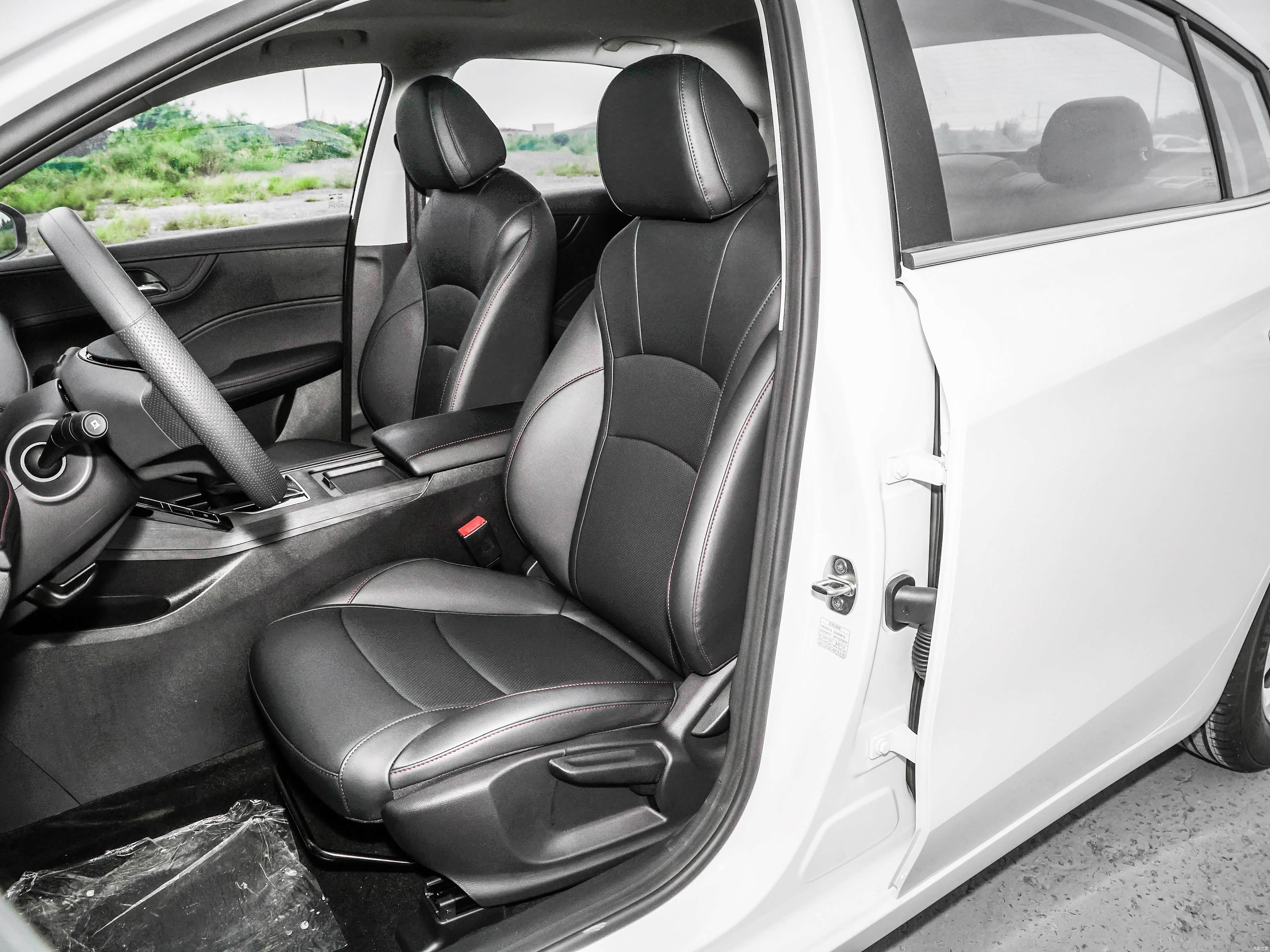 Roewe i5 1.5L CVT Luxury 2026 24