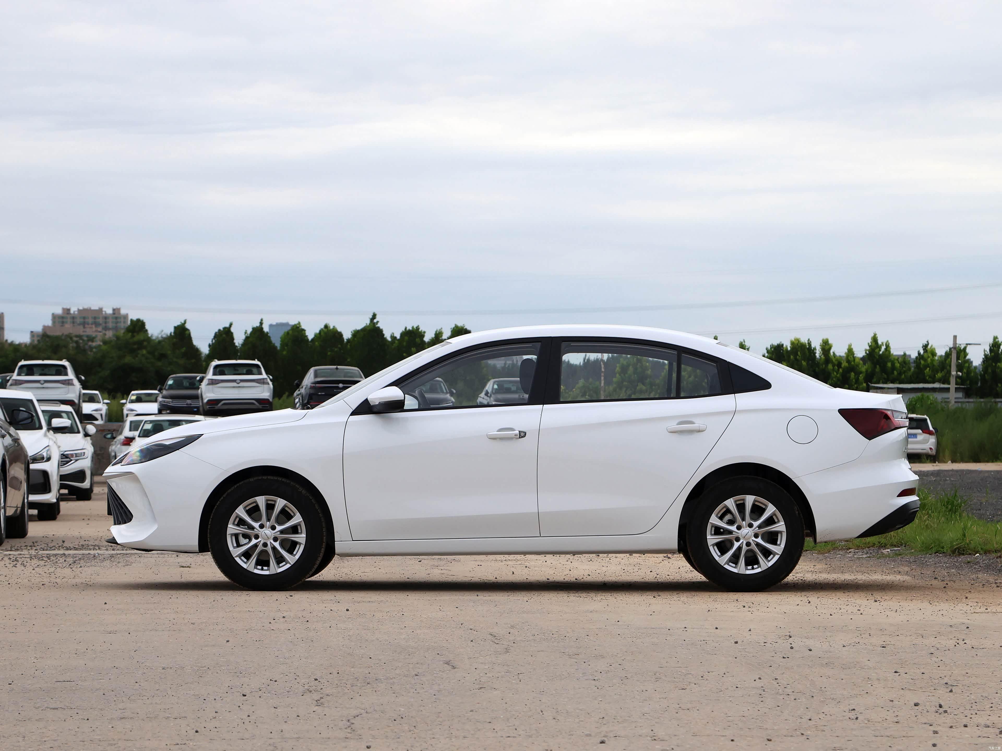 Roewe i5 1.5L Manual Comfort 2026 3