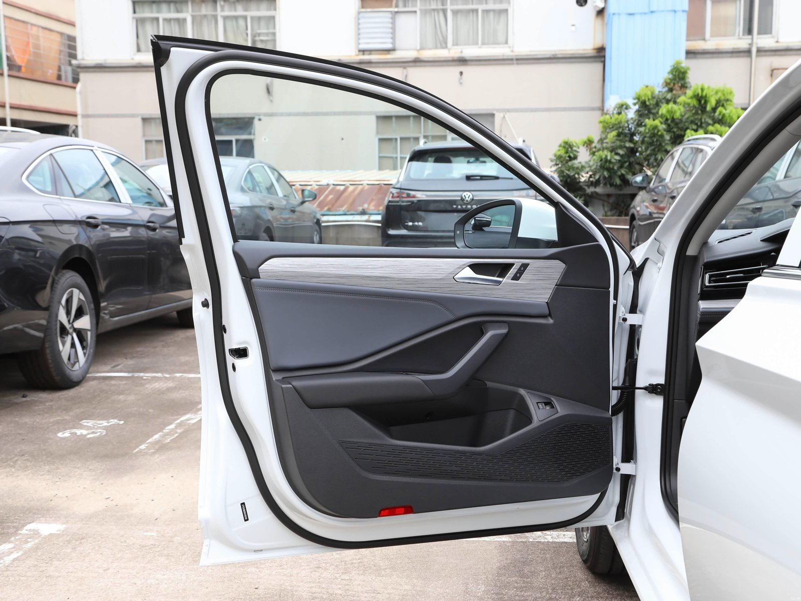 Volkswagen Sagitar 300TSI DSG Surpasses 2026 21