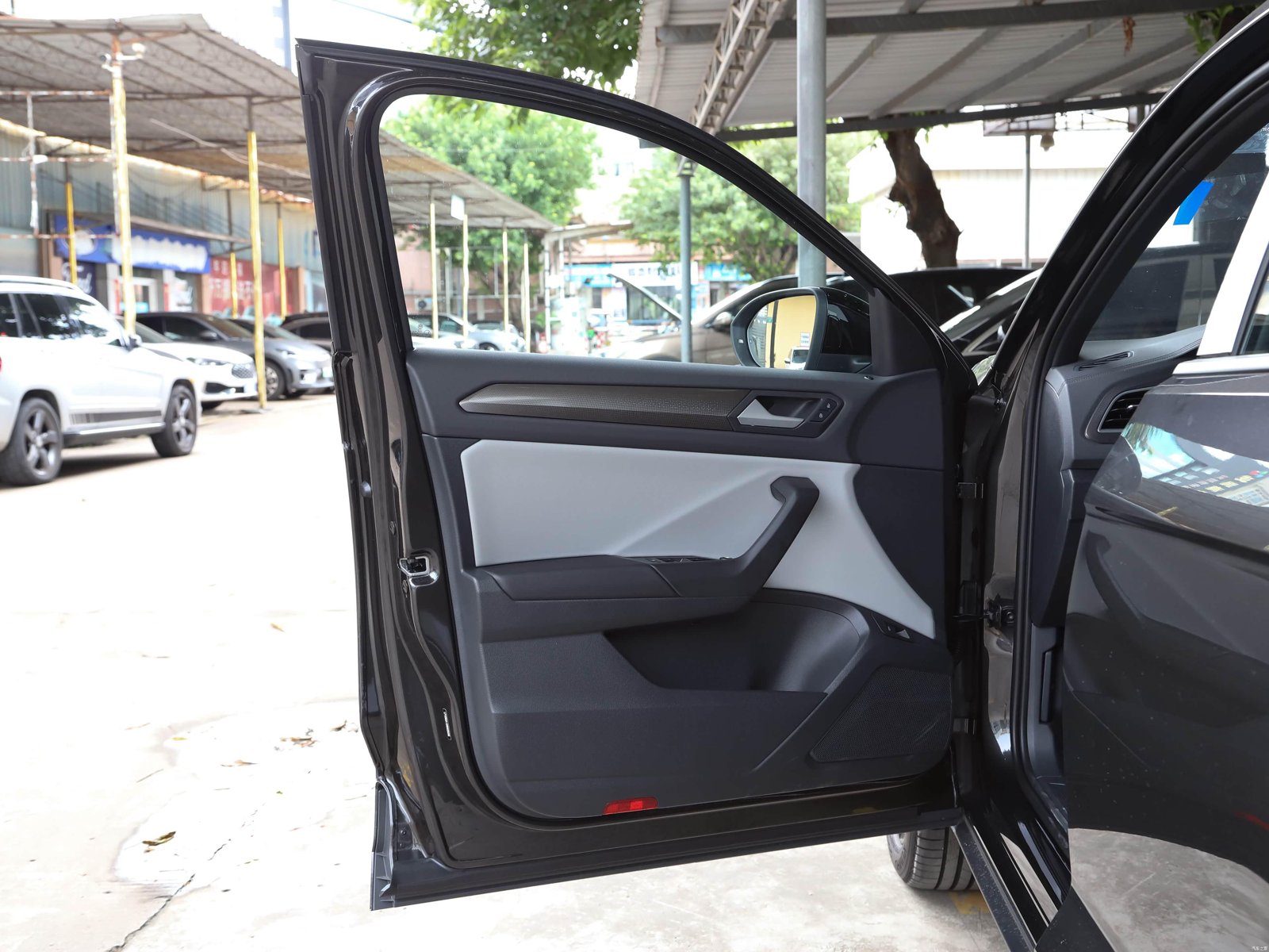 Volkswagen T-Roc 300 TSI DSG 2WD Starlight Black 2026 37