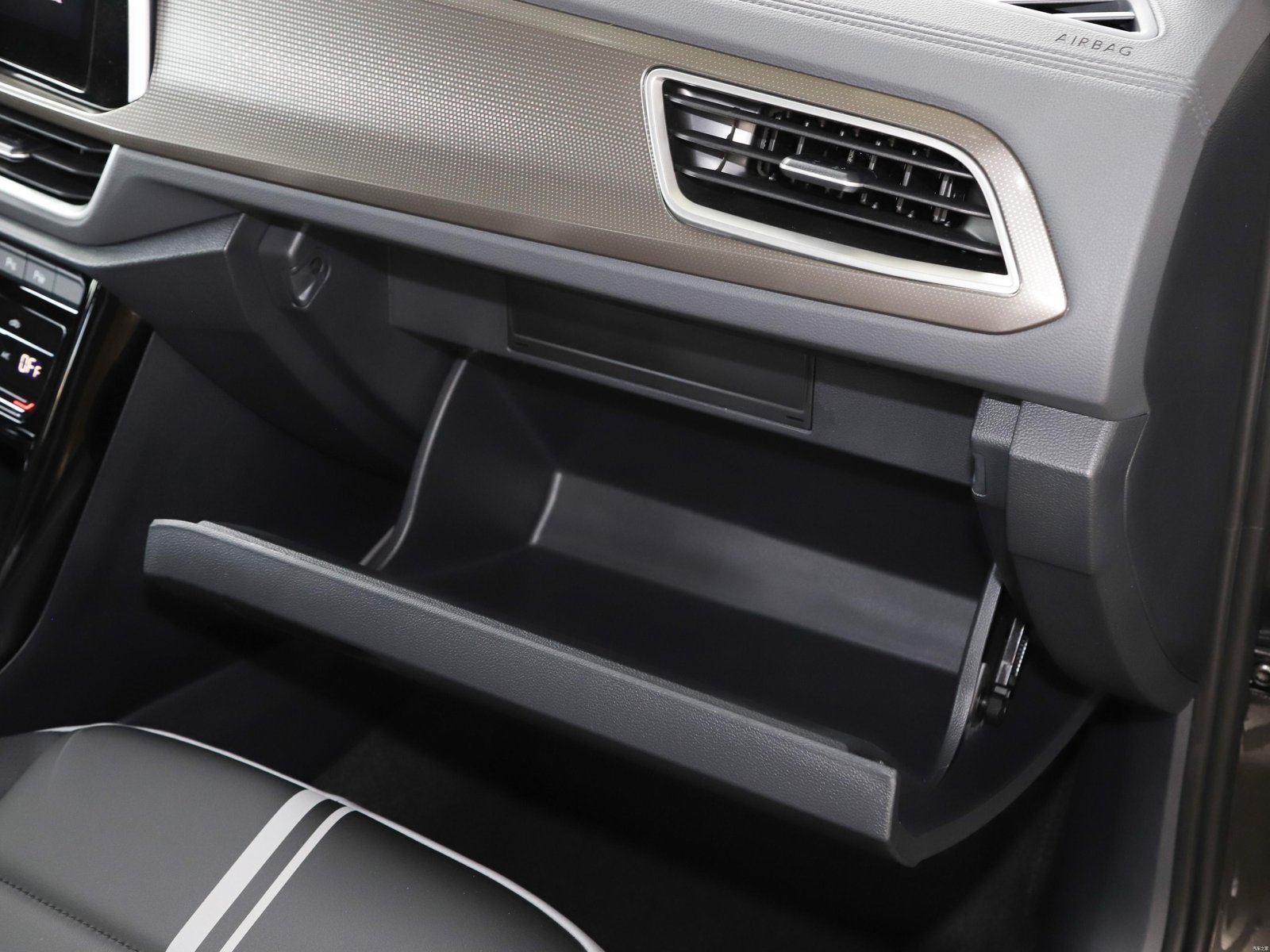 Volkswagen T-Roc 300 TSI DSG 2WD Starlight Black 2026 35