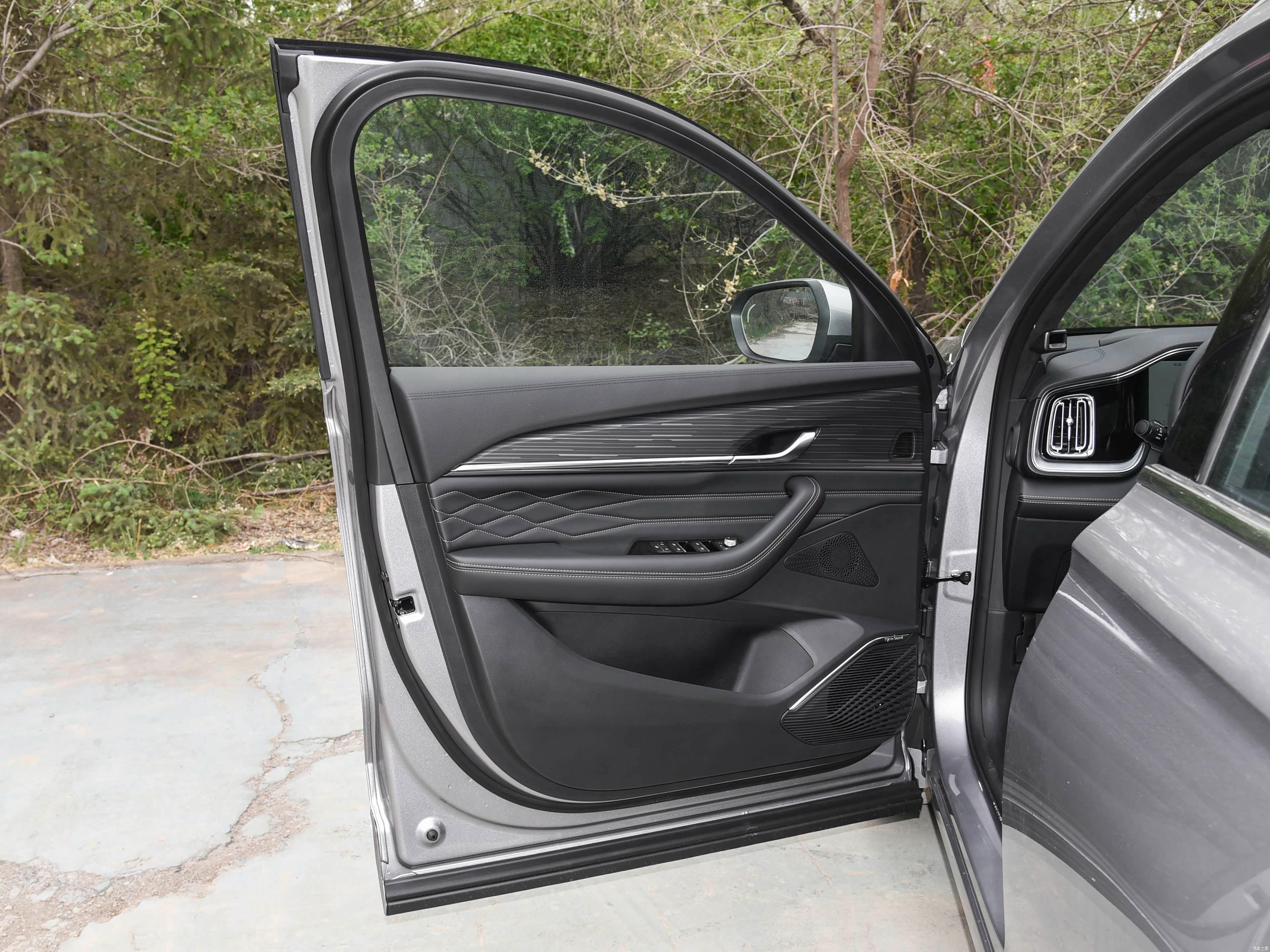 Geely Xingyue L i-HEV WangShi 2026 24