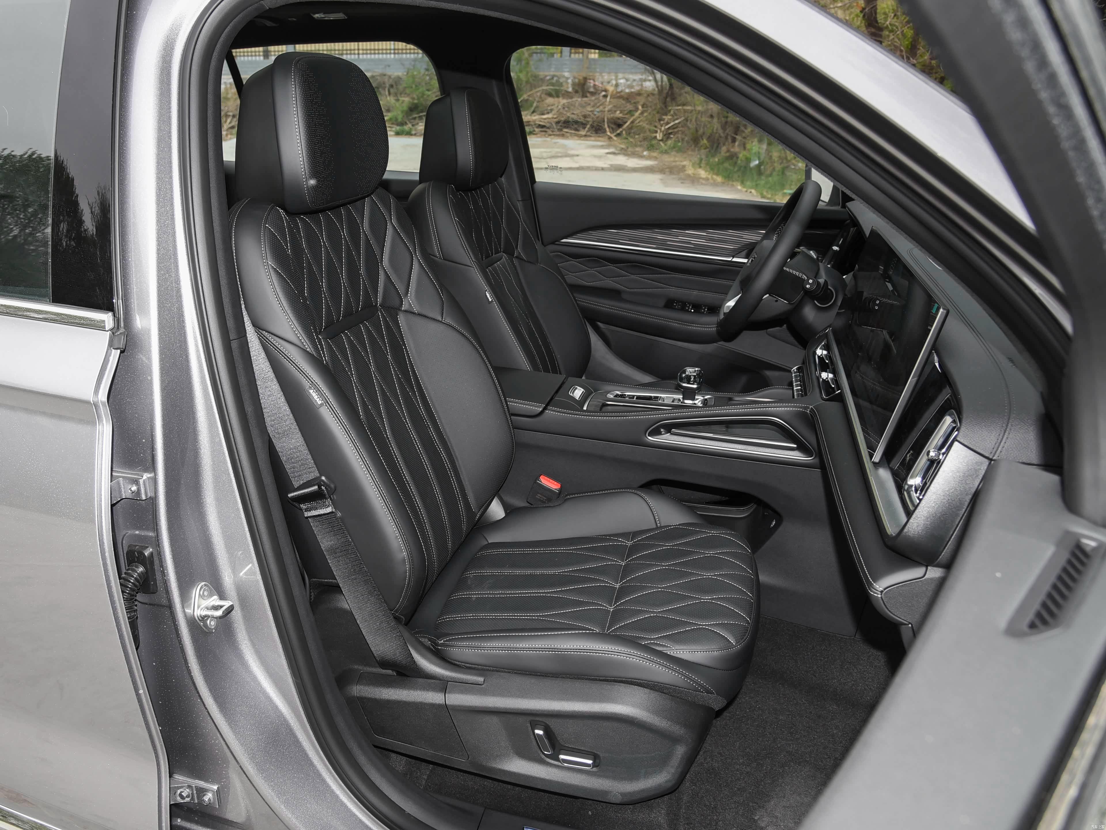 Geely Xingyue L i-HEV WangShi 2026 30