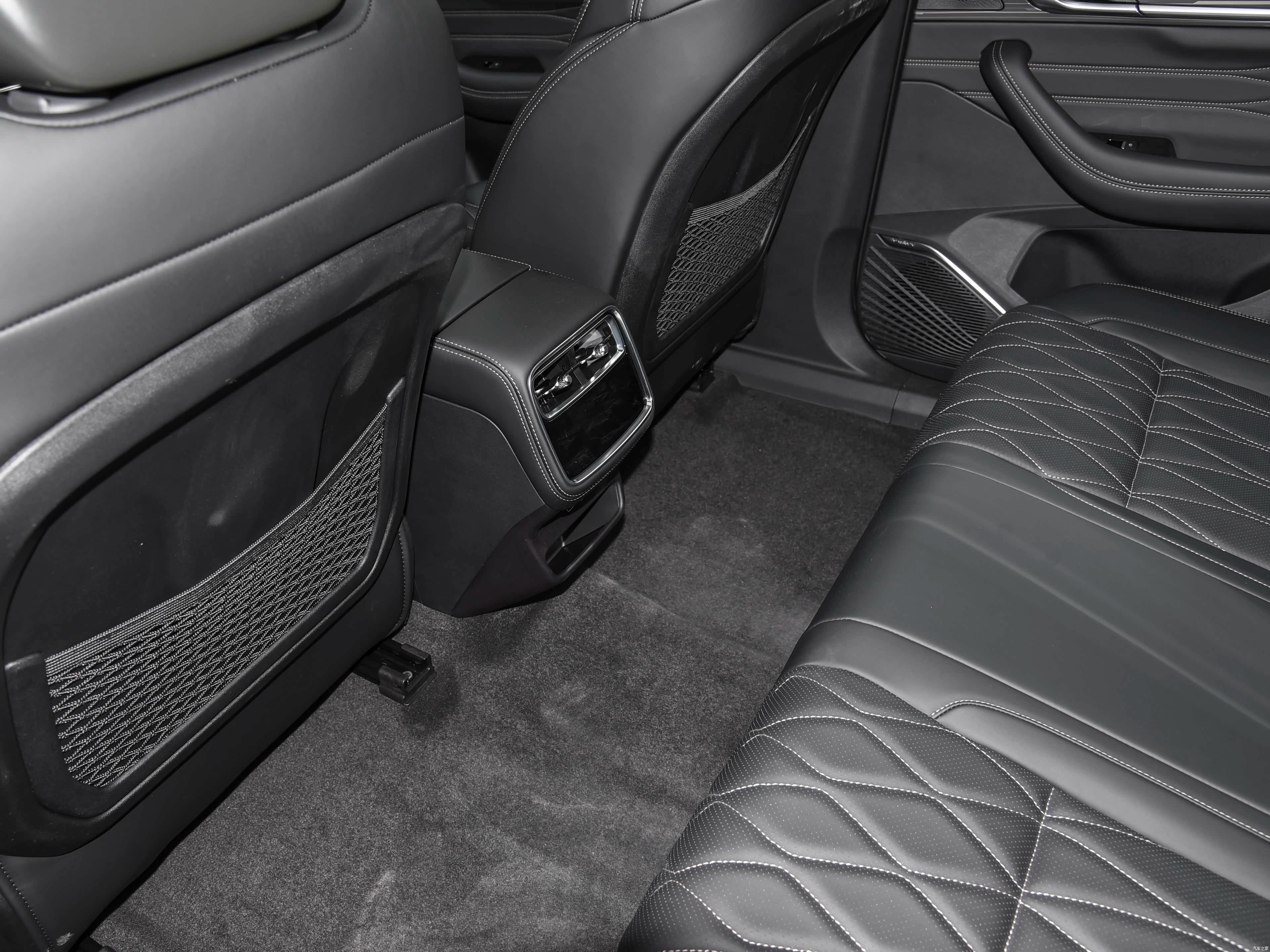 Geely Xingyue L i-HEV WangShi 2026 40